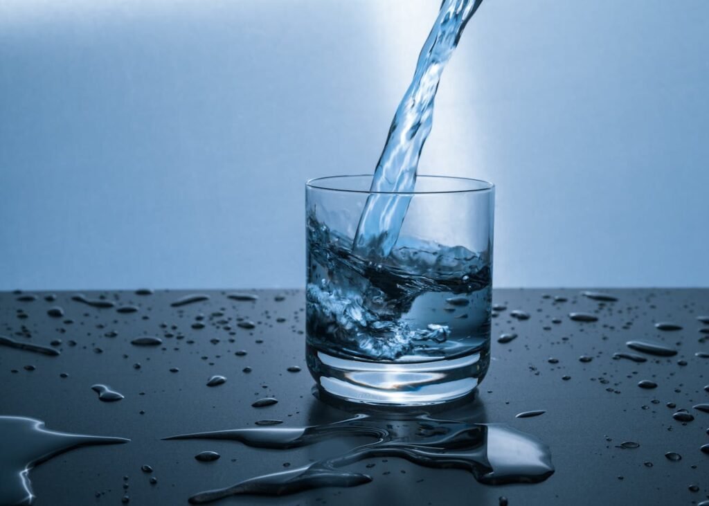 funcionamento do corpo Derramando agua em um copo