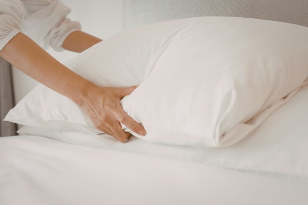 Rotinas de bem-estar: hábitos simples para ansiedade, sono e energia (guia prático) 4 cama arrumada / ambiente minimalista