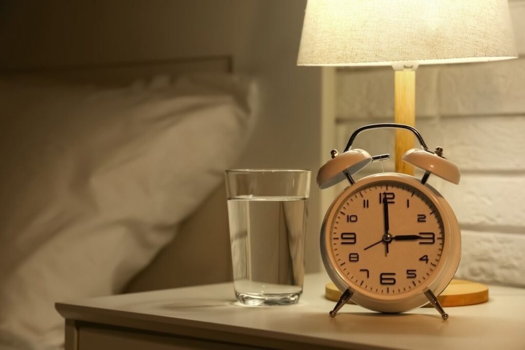 Rotinas de bem-estar: hábitos simples para ansiedade, sono e energia (guia prático) 1 Copo de água ao acordar como parte da rotina de bem-estar